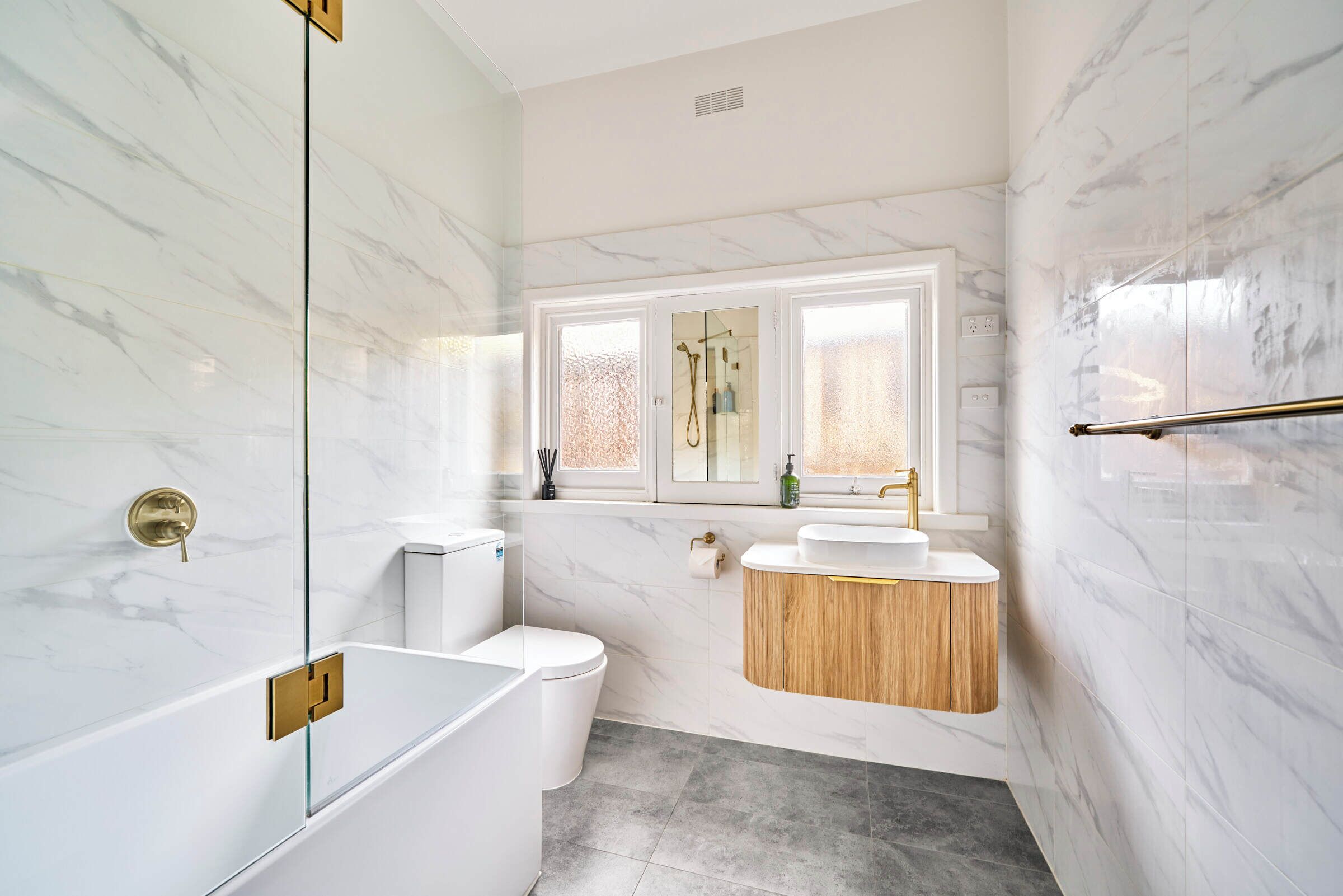 Douche, serviettes fournies, savon, papier toilette