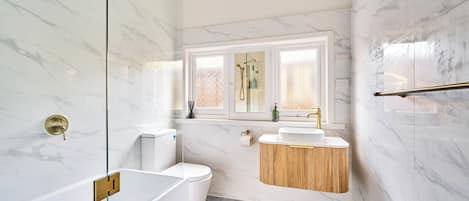 Regadera, toallas, jabón, papel de baño