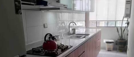 Réfrigérateur, four à micro-ondes, un four, surface de cuisson