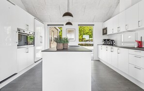 ثلاجة، موقد طهي مسطح، غسالة أطباق، ماكينة لصنع القهوة/الشاي