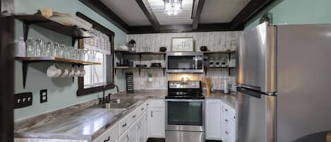 Refrigerador, microondas, horno, placa de cocina