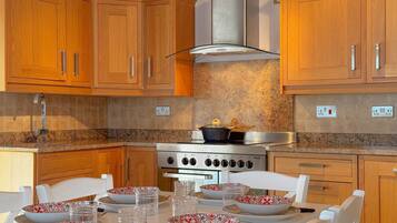 Frigorifero, forno, piano cottura, lavastoviglie