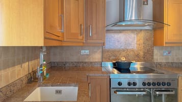 Frigorifero, forno, piano cottura, lavastoviglie