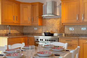 Frigorífico, horno, placa de cocina y lavavajillas