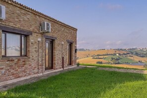 Exterior detail - Jacuzzi and Comfort in the Marche Hills (Monte San Pietrangeli)
