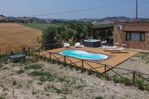 Bañera de hidromasaje al aire libre