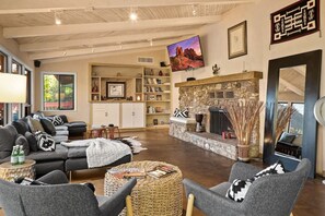 テレビ、暖炉、ステレオ