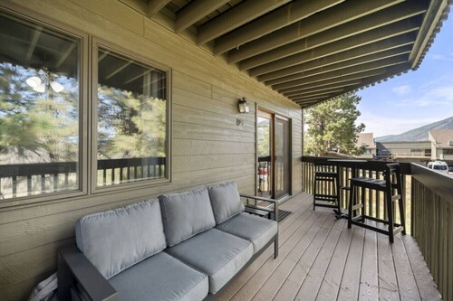 Pet Friendly Flagstaff home Mountain Views &Grill
