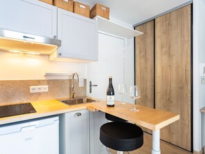 Réfrigérateur, batterie de cuisine, vaisselle et ustensiles