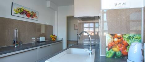 Fridge, oven, dishwasher, cookware/dishes/utensils