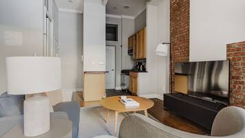 Een televisie en een stereo