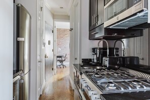 Fridge, microwave, oven, stovetop - Blueground | East Village, AC, w/d, nr Tompkins Sq (Downtown)