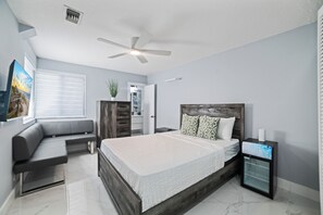 5 chambres, coffre-fort, fer et planche à repasser, lit de bébé portatif