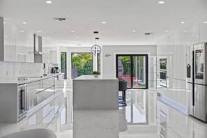 Réfrigérateur, four à micro-ondes, un four, surface de cuisson