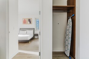 1 habitación, tabla de planchar con plancha, wifi y ropa de cama
