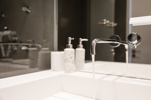 Dusche, Haartrockner, Handtücher, Seife