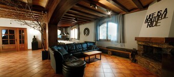 Airport Suite 2 (private bathroom) 8 minutes drive from the airport