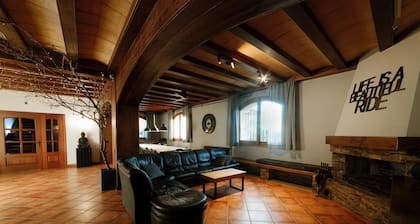 Airport Suite 2 (private bathroom) 8 minutes drive from the airport