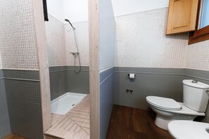 Douche, sèche-cheveux, serviettes fournies, savon