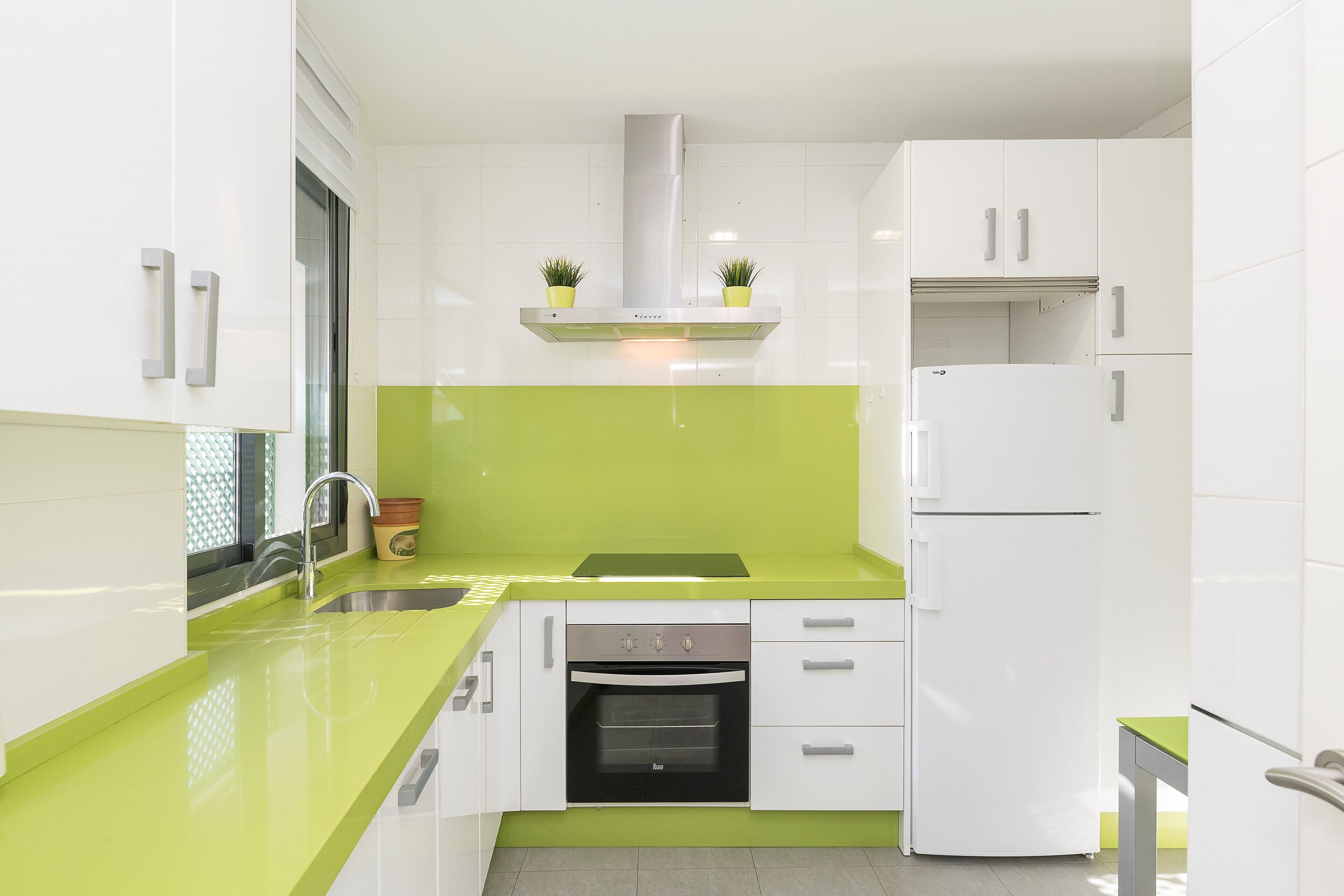 Geladeira, micro-ondas, fogão, cooktop