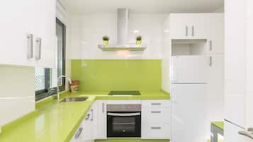 Een koelkast, een magnetron, een oven, een kookplaat