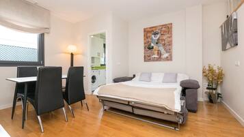 1 slaapkamer, een strijkplank/strijkijzer, gratis wifi, beddengoed