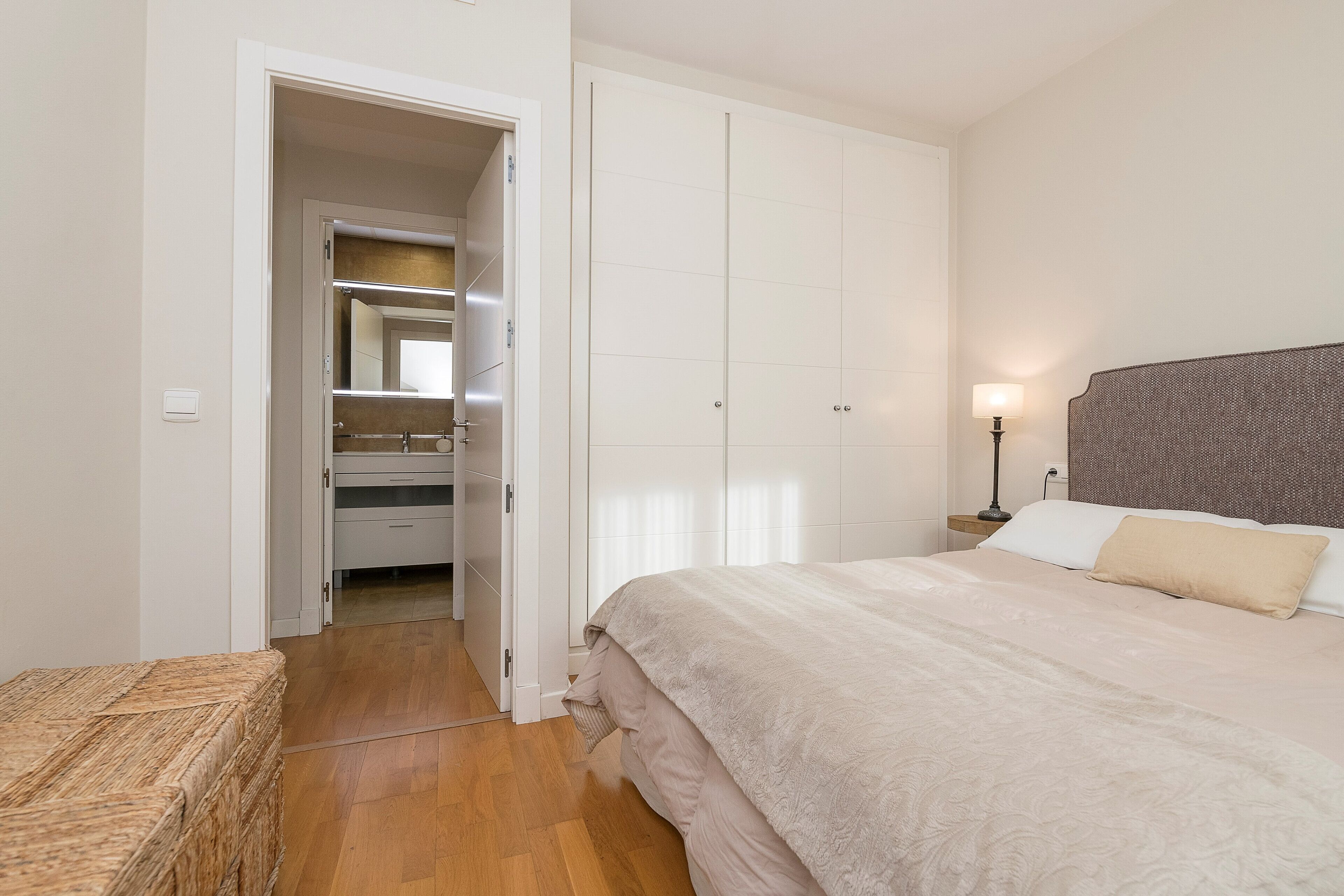 1 slaapkamer, een strijkplank/strijkijzer, gratis wifi, beddengoed