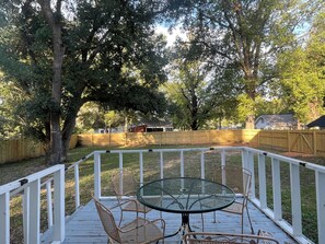 Outdoor dining - 4-bedroom bungalow in amazing Natchitoches with WiFi, AC near Northwestern Univ. (Natchitoches)