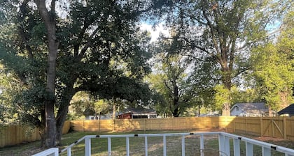 4-bedroom bungalow in amazing Natchitoches with WiFi, AC near Northwestern Univ.
