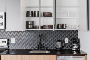 Kjøleskap, mikrobølgeovn, ovn og kokeplater