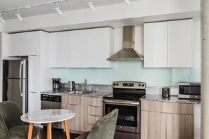 Kjøleskap, mikrobølgeovn, ovn og oppvaskmaskin