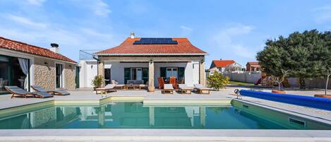 Een verwarmd zwembad