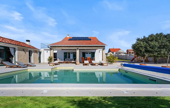 Lämmitetty uima-allas