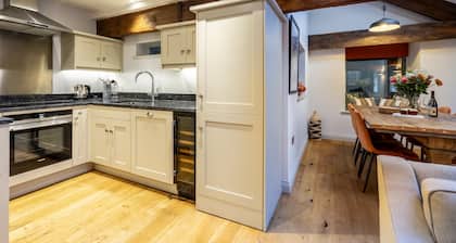 4 Clementhorpe Maltings - a family break that sleeps 6 guests in 3 bedrooms