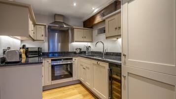 冰箱、微波炉、烤箱、炉灶