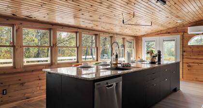 Riverfront w Deck, Grill, Fire pit & Climbing Wall