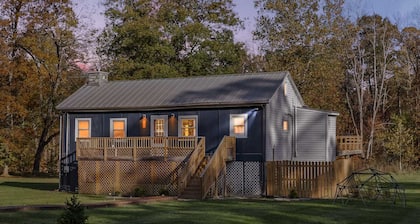 Riverfront w Deck, Grill, Fire pit & Climbing Wall