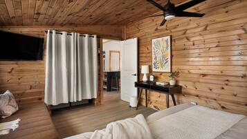 2 soverom, skrivebord, strykejern/-brett og wi-fi