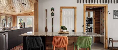 Réfrigérateur, micro-ondes, plaque de cuisson, cafetiÚre/bouilloire