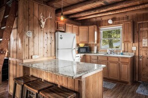 Wasserkocher mit Kaffee-/Teezubehör, Kühlschrank, Mikrowelle, Ofen