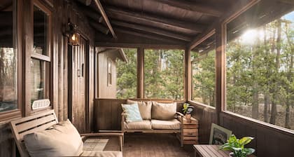 Cozy w Fire Pit, Grill, Deck, Screened Porch, WiFi