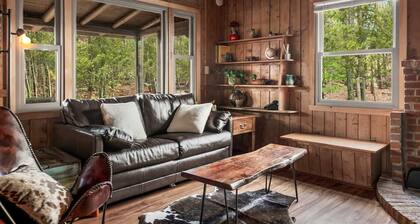 Cozy w/Fire Pit, Grill, Screened Porch & WiFi