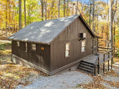 Cozy w/Fire Pit, Grill, Screened Porch & WiFi