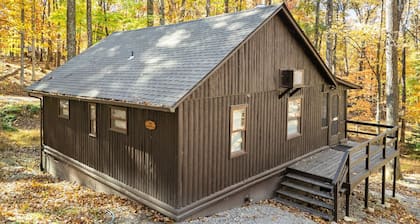 Cozy w/Fire Pit, Grill, Screened Porch & WiFi