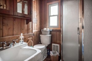 Shower, hair dryer, towels, shampoo - Cozy w/Fire Pit, Grill, Screened Porch & WiFi (Harpers Ferry)