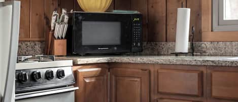 Coffee/tea maker, fridge, microwave, oven