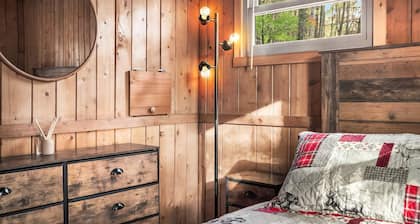 Cozy w/Fire Pit, Grill, Screened Porch & WiFi