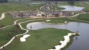 Un parcours de golf doté d’un club-house, de bunkers de sable et d’obstacles d’eau.