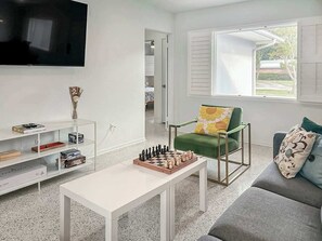 Televisión y oficina 