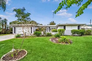 A two-story house with a well-maintained lawn, a pergola, and various shrubs. - 3br with Pool Near Golf, Beaches & more (Melbourne)